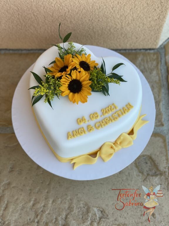 Hochzeitstorte - Herz mit Sonnenblumen sowie Name und Datum der Hochzeit. Der untere Abschluß ist eine gelbe Schleife.