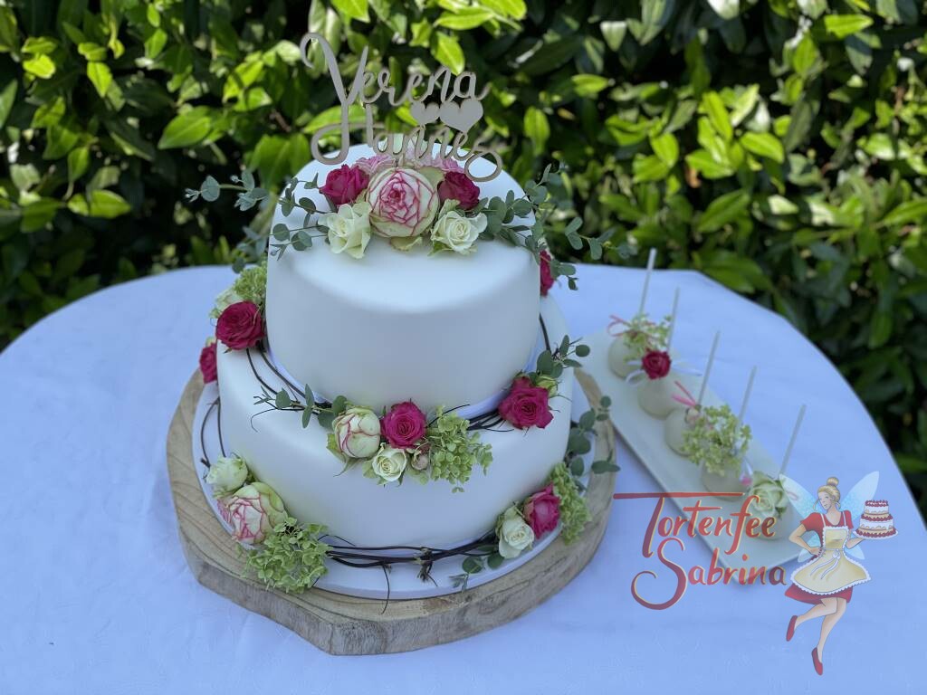 Hochzeitstorte - Holzranke mit Rosen in den Farben rosa und weiß. Ganz oben auf der Torte ist der persönliche Cake-Topper.