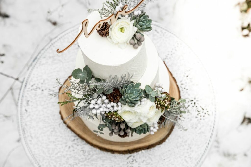 Hochzeitstorte - In der Winterlandschaft wurde die Torte perfekt in Szene gesetzt. Sie wurde mit Blumen und einem Kreismuster verziert.