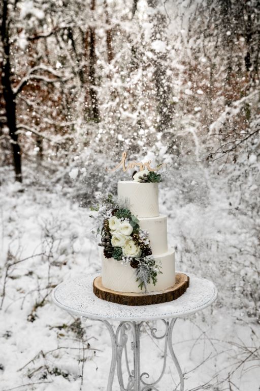 Hochzeitstorte - In der Winterlandschaft wurde die Torte perfekt in Szene gesetzt. Sie wurde mit Blumen und einem Kreismuster verziert.