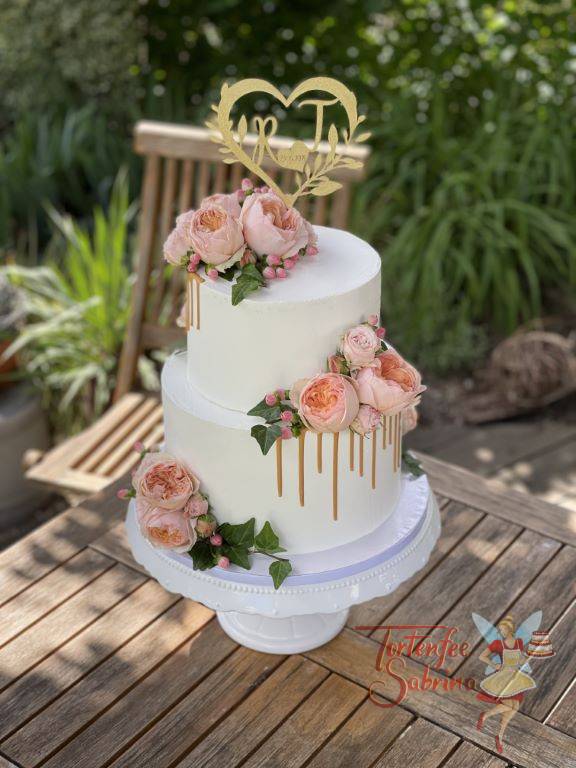 Hochzeitstorte - Juliet Rosen und goldener Drip verzieren die Torte. Ganze oben krönt die Torte ein persönlicher Caketopper.