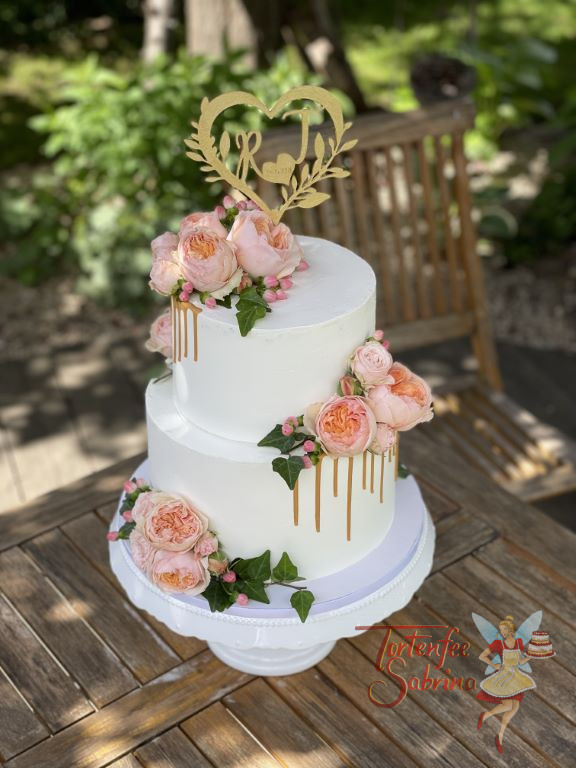 Hochzeitstorte - Juliet Rosen und goldener Drip verzieren die Torte. Ganze oben krönt die Torte ein persönlicher Caketopper.