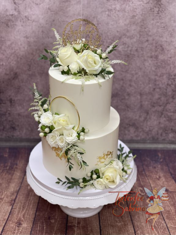 Hochzeitstorte - Kleine weiße Blüten und weiße Astilben verzieren neben dem goldenen Ring und dem Blattgold die zweistöckige Torte.