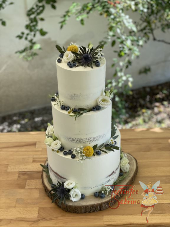 Hochzeitstorte - Kleine zarte Blumen verzieren die Torten und die Cakesicles. Als Blickfang wurde die Torte noch mit Disteln dekoriert.