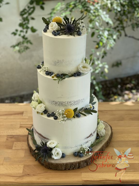 Hochzeitstorte - Kleine zarte Blumen verzieren die Torten und die Cakesicles. Als Blickfang wurde die Torte noch mit Disteln dekoriert.