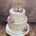 Hochzeitstorte - Lila Rosen zieren neben den lila Drip die zweistöckige Torte, ganz oben ist der personalisierte Caketopper.