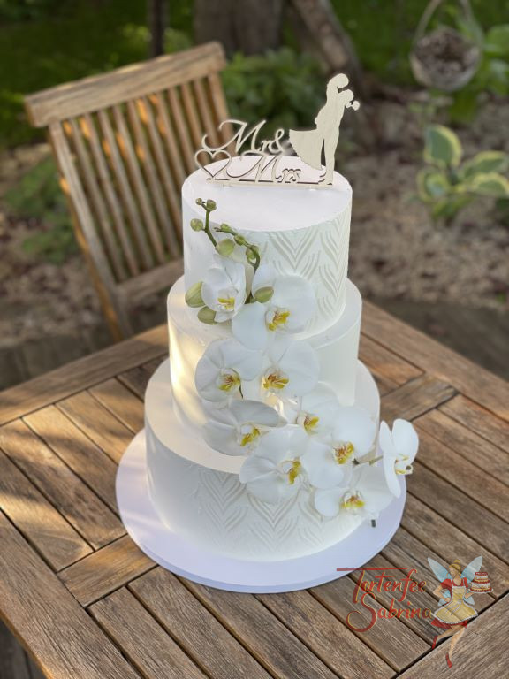 Hochzeitstorte - Orchideenblüten mit glänzendem perlmutfarbenem Muster. Entlang der Torte rankt sich ein ganzer Orchideenstamm.