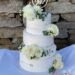 Hochzeitstorte - Pärchen sagt JA! Diese Torte wurde mit Rosen und Dahlien verziert, ganz oben auf der Torte der Cake Topper.