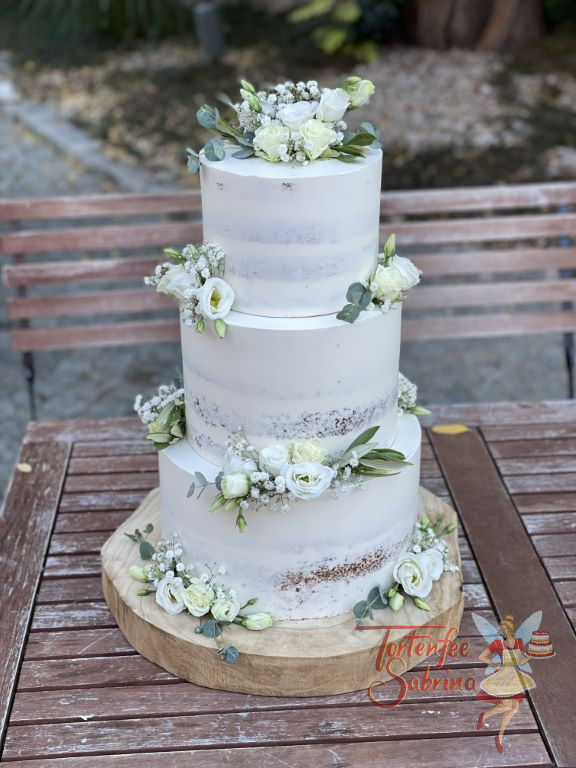 Hochzeitstorte - Perfektes Weiß des Blumenschmuckes passen zur zarten weißen Schicht des Semi Naked Cakes.