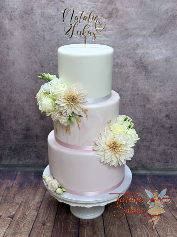 Hochzeitstorte - Rosa Marble mit Gold in Form von Blattgold auf der mittleren Etage, Blickfang ist der üppige Blumenschmuck.