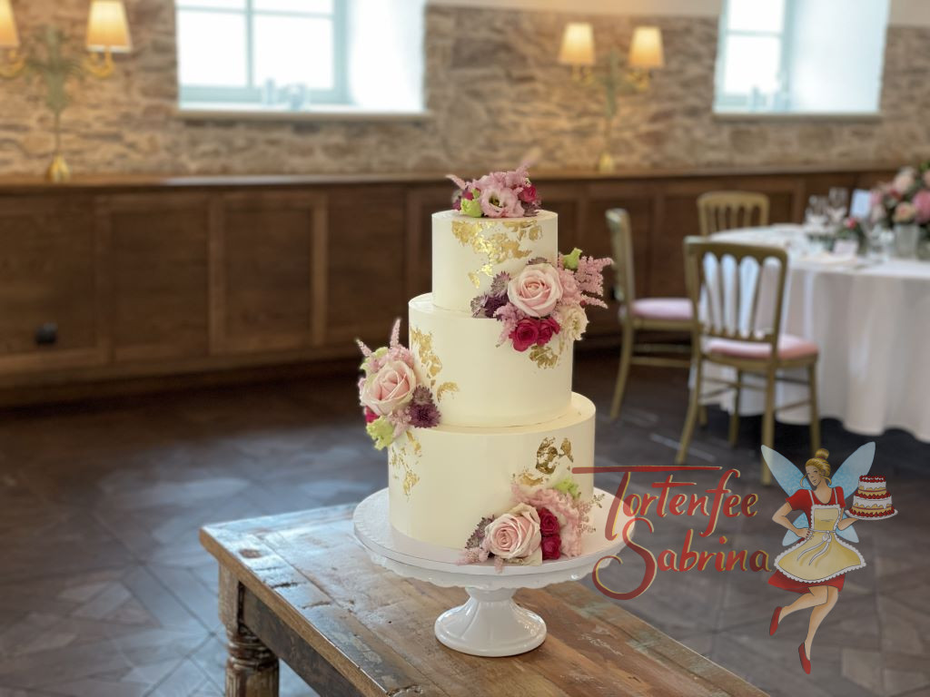 Hochzeitsttorte - Rosa Rosen und Blattgold verschönern diese dreistöckige Torte. Die Farben der Blumen sind perfekt aufeinander abgestimmt.