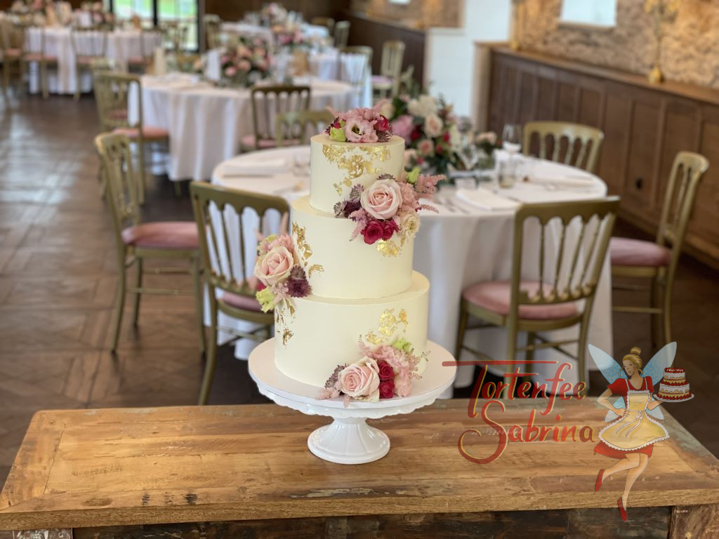 Hochzeitsttorte - Rosa Rosen und Blattgold verschönern diese dreistöckige Torte. Die Farben der Blumen sind perfekt aufeinander abgestimmt.