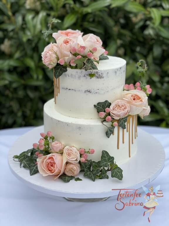 Hochzeitstorte - Rosen mit Efeu mit diesen Blumen wurde die Torte dekoriet, fehlen durfte auch der dezente goldene Drip.