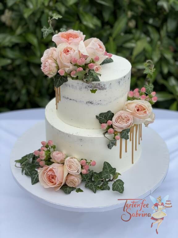 Hochzeitstorte - Rosen mit Efeu mit diesen Blumen wurde die Torte dekoriet, fehlen durfte auch der dezente goldene Drip.