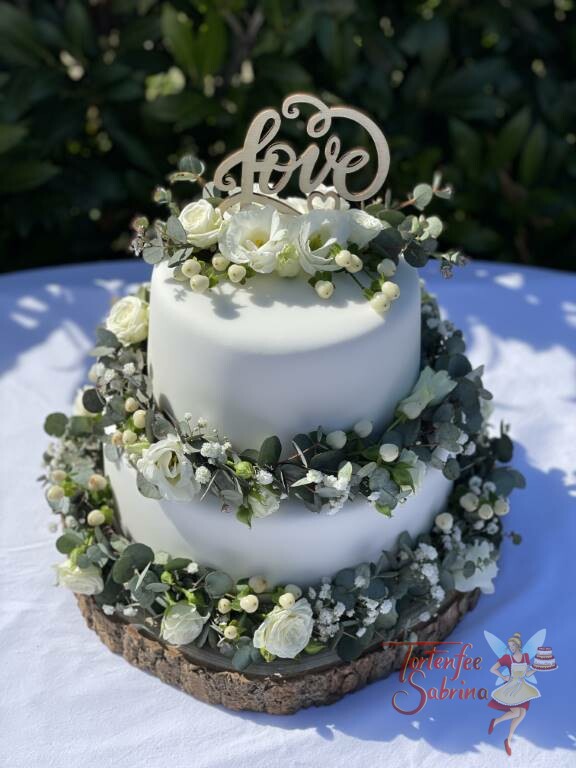 Hochzeitstorte - Rosen und Eukalyptusblätter zieren diese Torte in Form einer Girlande, oben drauf ein Cake Topper.