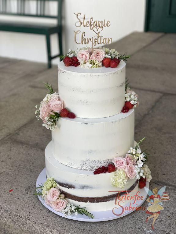 Hochzeitstorte - Rosen vereint mit Beeren und verschönern diese Hochzeitstorte. Ganz oben auf der Torte ist ein personalisierter Caketopper.