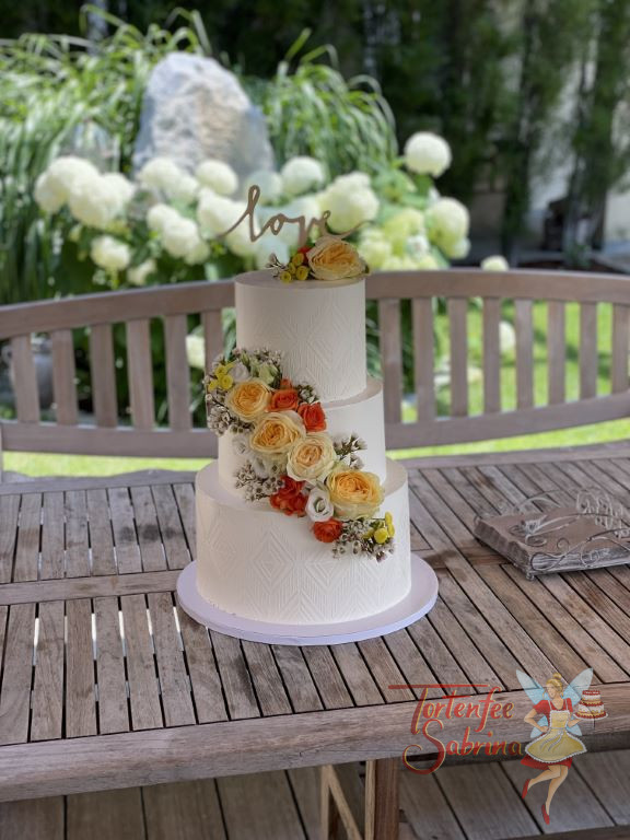 Hochzeitstorte - Rosenband mit Muster aus Buttercreme, ganz oben auf der Torte verziert ein Caketopper und Rosen den obersten Teil.