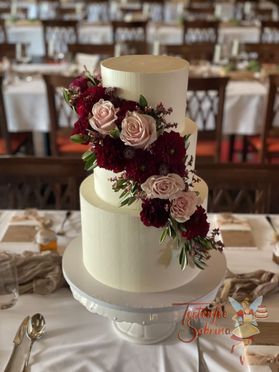 Hochzeitstorte - Rote Dahlien zieren neben den rosa Rosen und Olivenblättern die dreistöckige weiß eingestrichene Torte.