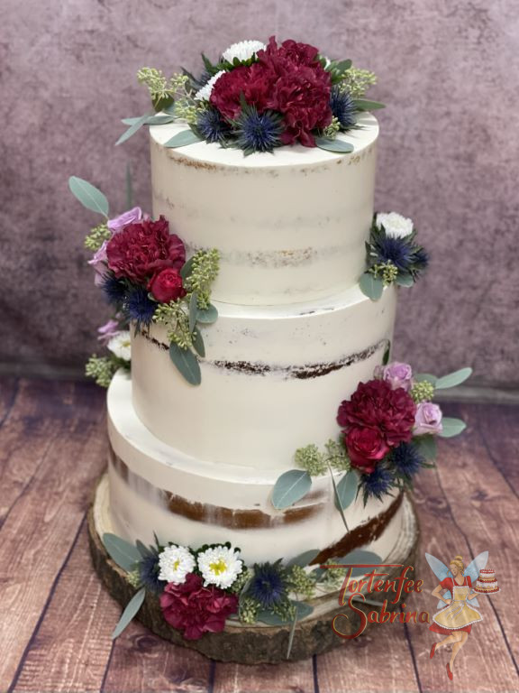 Hochzeitstorte - Rote Nelken mit blauen Disteln und lila Rosen verzieren diese dreistöckige Semi Naked Cake.