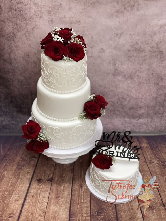 Hochzeitstorte - Rote Rosen und Schnörkel zieren die Torte. Die geschwungenen Linien zieren ebenfalls die Extratorte.