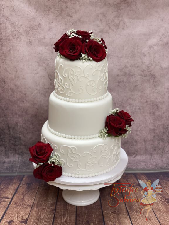 Hochzeitstorte - Rote Rosen und Schnörkel zieren die Torte. Die geschwungenen Linien zieren ebenfalls die Extratorte.