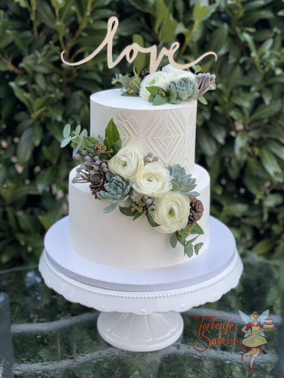 Hochzeitstorte - Schimmerndes Muster ziert die Torten in der Farbe Perlmut, umgeben von weißen Rosen und Sukkulenten.
