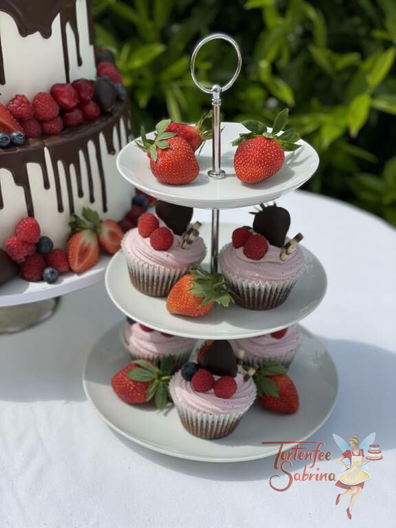 Hochzeitstorte - Schokolade und Früchte zieren die Hochzeitstorte, diese wurden sorgfältig auf die Torte gesetzt.