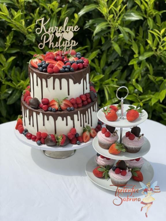 Hochzeitstorte - Schokolade und Früchte zieren die Hochzeitstorte, diese wurden sorgfältig auf die Torte gesetzt.
