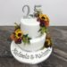 Hochzeitstagstorte - Silberne 25ig ziert die obere Torte in Form eines Cake Toppers. Die Torte wurde ebenfalls mit echten Blumen dekoriert.