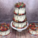 Hochzeitstorte - Süße Beeren mit Schokoladendrip verzieren die dreistöckige Hochzeitstorte sowie die beiden Side Cakes.