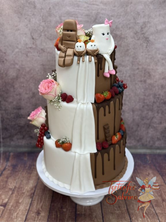 Hochzeitstorte - Süße Familie Milky und Schoki sowie ihre zwei Kinderbons sitzen ganz oben auf der dreistöckigen Torte.