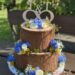 Hochzeitstorte - Unendlich am Baumstamm mit den beiden Anfangsbuchstaben und dem Hochzeitsdatum in Form des Cake Toppers.