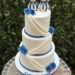 Hochzeitstorte - Verliebte Pinguine zieren ganz oben die dreistöckige Torte, mit auf der Torte sind zarte blaue Rosen.