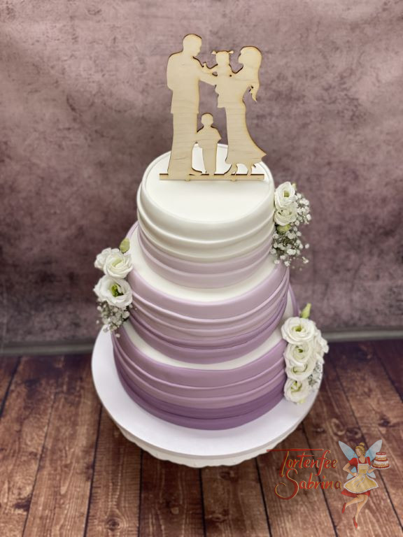 Hochzeitstorte - Von lila bis weiß bilden die färbigen Streifen einen schönen weichen Farbverlauf. Oben ziert die Torte ein Caketopper.