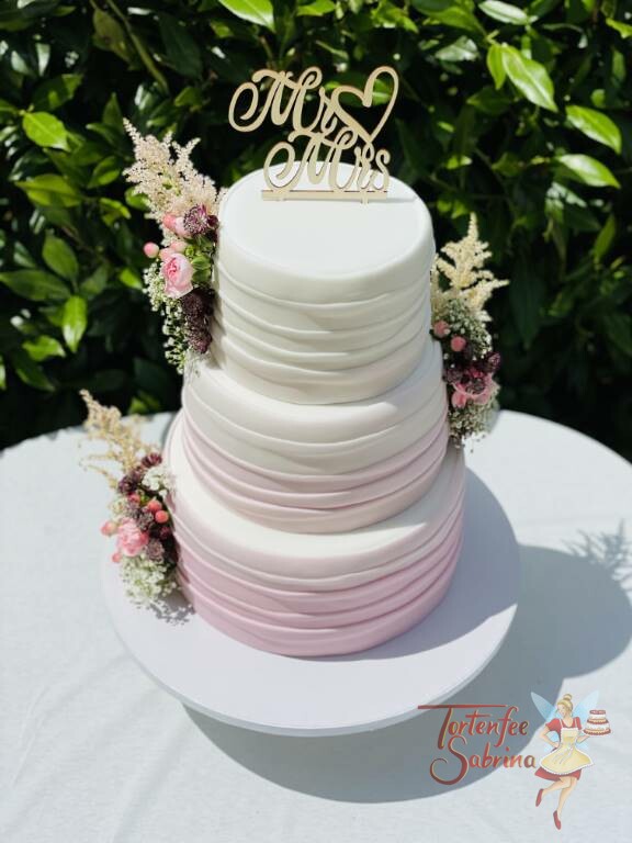 Hochzeitstorte - Von rosa bis weiß wurden hier die Streifen angeordnet von unten nach oben mit einem Cake-Topper.