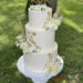 Hochzeitstorte - Weiß mit Blattgold, Rosen und einen personaliserten Caketopper zieren diese dreistöckige Torte.