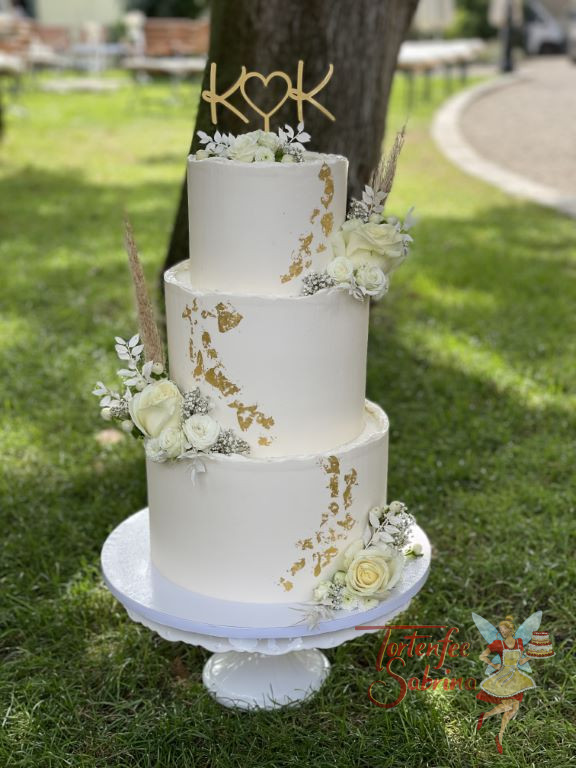 Hochzeitstorte - Weiß mit Blattgold, Rosen und einen personaliserten Caketopper zieren diese dreistöckige Torte.