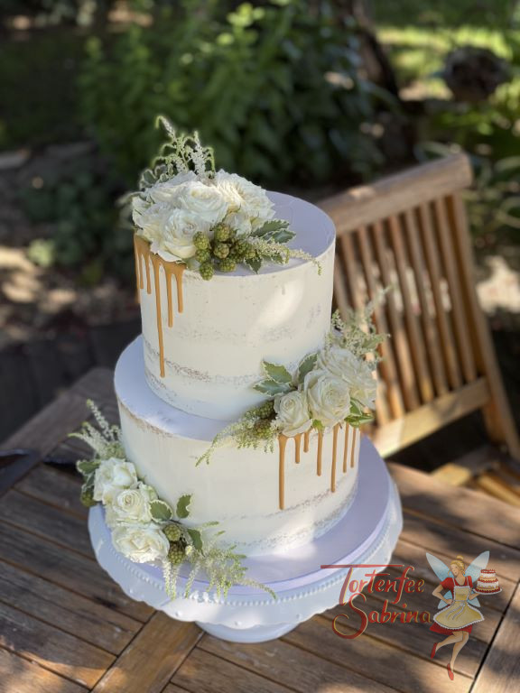 Hochzeitstorte - Weiß trifft auf gold, hier in diesem Fall sind es weiße Rosen welche mit einem goldenen Drip verfeinert wurden.