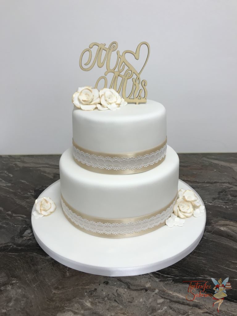 Hochzeitstorte - Weiß und Gold mit weißen Rosen welche goldene Blattspitzen haben, Abschluss der Torte mit gold/weißem Spitzenband