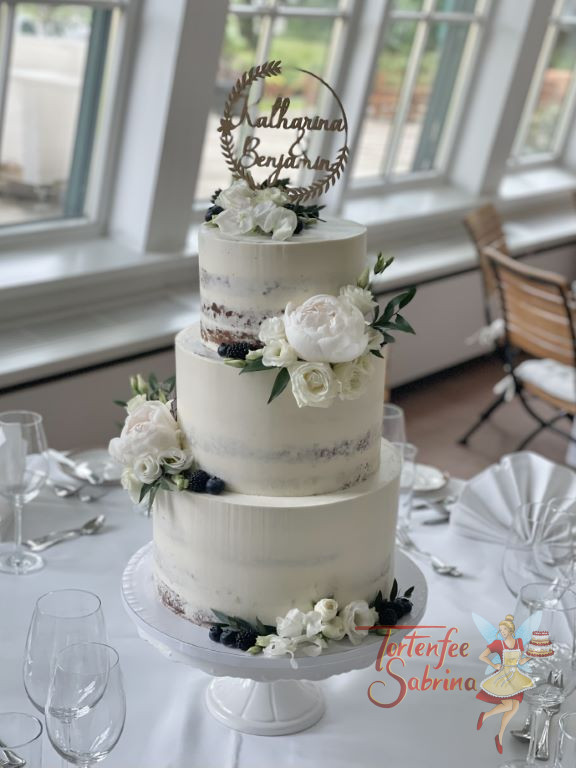 Hochzeitstorte - Weiße Pfingstrosen verzieren neben kleine Rosen und Lisiantus die dreistöckige dünn eingestrichene Torte.