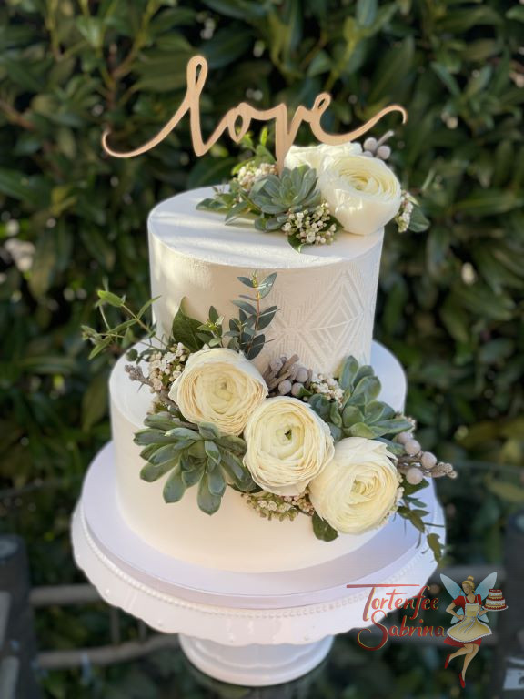 Hochzeitstorte - Weiße Ranunkeln mit Sukkulenten zieren hier neben dem Muster aus Buttercreme die Torte, ganz oben ist ein Cake Topper.