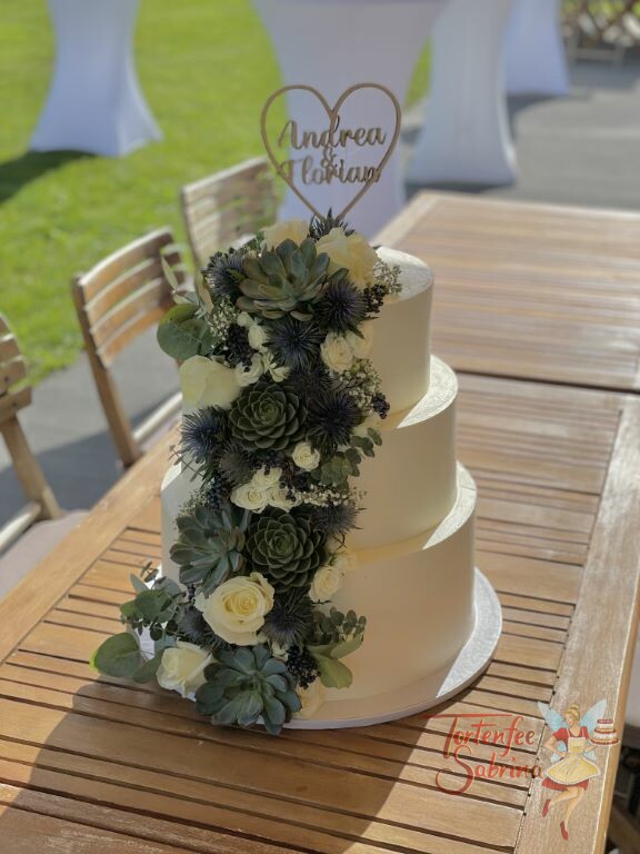 Hochzeitstorte - Weiße Rosen mit Sukkulenten zieren von unten bis oben die Torte, ganz oben ist der persönliche Cake Topper.