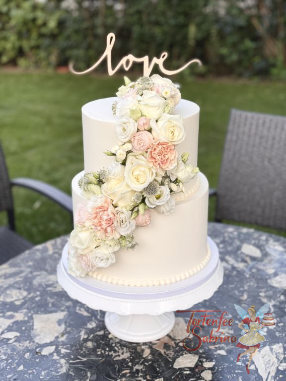 Hochzeitstorte - Weißes Perlenband ist der untere Abschluß der Torten, der Blickfang ist jedoch der Blumenschmuck.