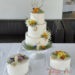 Hochzeitstorte - Wiesenblumen mit Loop verzieren neben dem Blattgold die Haupttorte und die zwei Side Cakes.