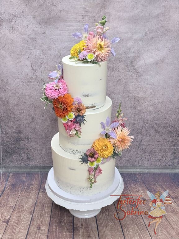 Hochzeitstorte - Wunderbare Blüten in den unterschiedlichsten Farben und Sorten verzieren die dreistöckige Torte.