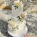 Hochzeitstorte - Zarte Blumenakzente sind bei dieser Hochzeitstorte der Blickfang auf der weiß eingestrichenen Torte.