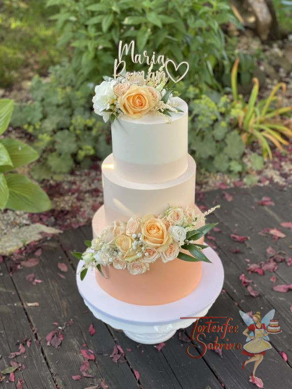Hochzeitstorte - Zarte Farbtöne in Apriko verschönern die dreistöckige Torte welche mit Rosen in der passende Farbe verziert wurde.