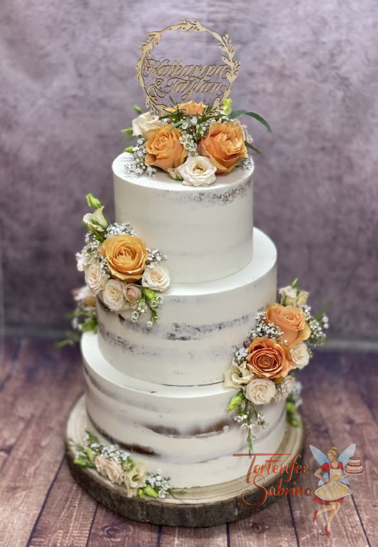 Hochzeitstorte - Zarte Farbtöne in den Farben apriko und creme verzieren diesen dreistöckigen Semi Naked Cake.