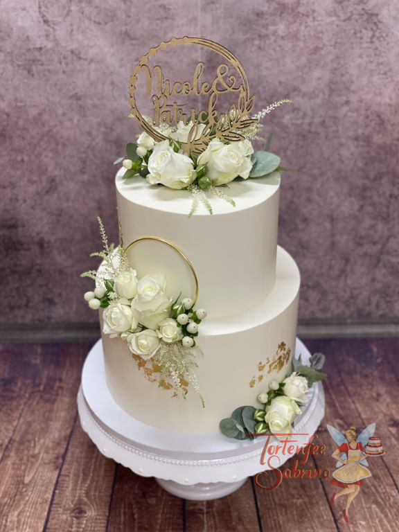 Hochzeitstorte - Zarte weiße Astilben und weiße Rosen verzieren neben dem goldenen Ring und Blattgold die zweistöckige Torte.