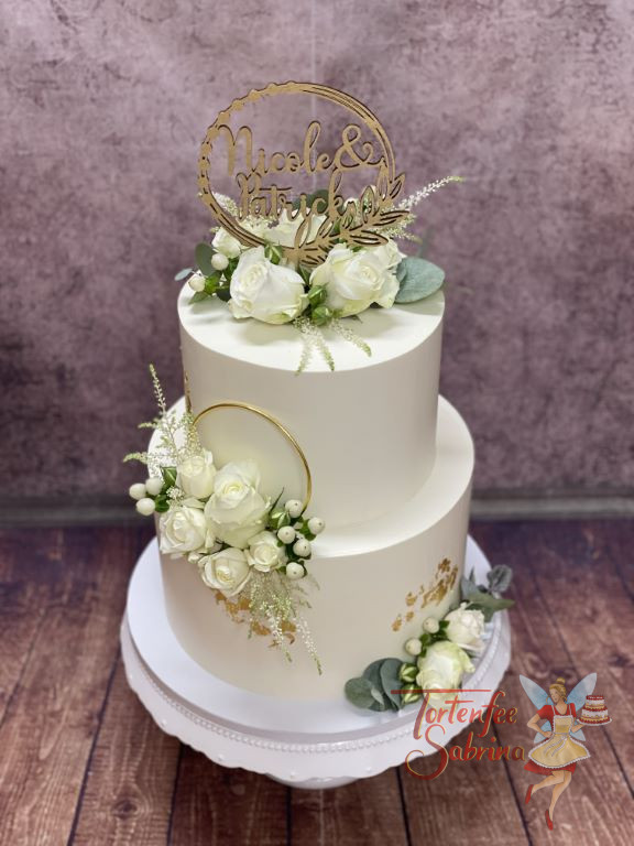 Hochzeitstorte - Zarte weiße Astilben und weiße Rosen verzieren neben dem goldenen Ring und Blattgold die zweistöckige Torte.